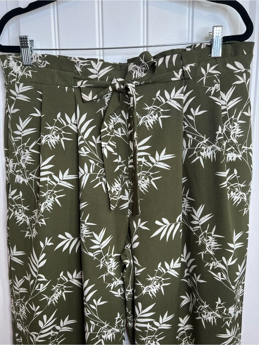 Worthington Olive Green Wide-Leg Floral Print Pants with Tie‎ Waist. Size Large.